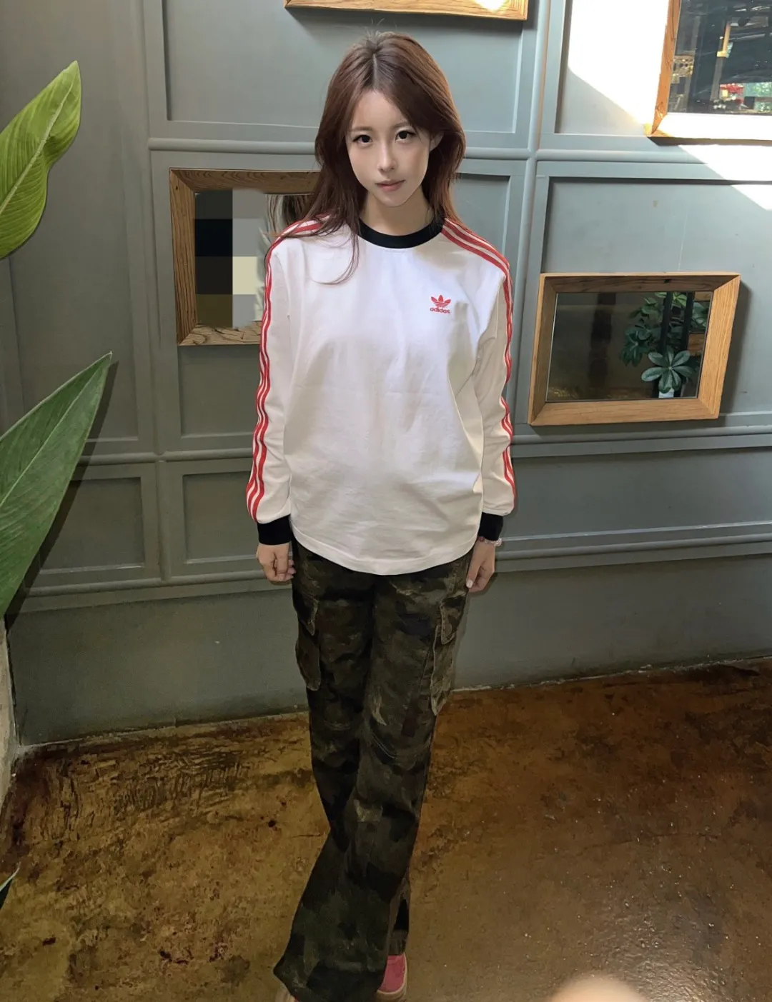 Watermark-free upper body rendering 𝟬𝟱𝟰𝟰𝟲# Exclusive real shot/difference between various stolen pictures and online version on the market [𝗮𝗱𝗶𝗱𝗮𝘀 Adidas clover long-sleeved T-shirt, made of soft cotton fabric, skin-friendly, Breathable, super comfortable to wear. ✅Full set of 1:1 customized accessories ➕Customized three-label ➕𝗬𝘂𝗮𝗻 version of the hang tag ➕𝗹𝗼𝗴𝗼 packaging bag🔥 ➕Scan the tag to enter the official website. ✅Top version, ins Xiaohongshu Kuaishou Got something = lots of bloggers are wearing it. ✅Adidas’ absolute Hot Sale star Same Style Details are online, feel free to compare! The iconic clover logo embellishes the chest, highlighting the brand's charm. Fixed color and classic three-bar stripes, classic will never go out of style! Versatile is not picky, the original model is perfect for the upper body, so buy it with your eyes closed! ✅The striped elements on both sides of the sleeves add a sporty and fashionable feel, making it easily adaptable to various sports or daily leisure scenes. Whether you are running for fitness or hanging out on the street, it can keep you full of energy without losing the sense of fashion. ✅Complete sizes to meet the needs of different body shapes! Color; white with red Size S-3XL